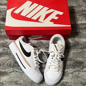 Nike Court Legacy Lift size 7.5